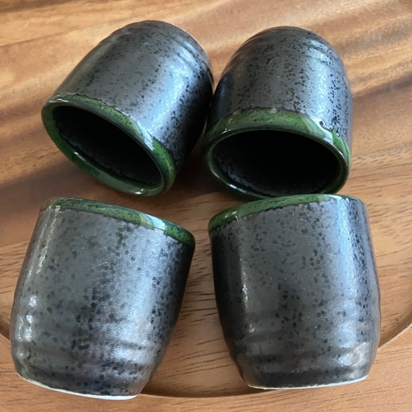 VINTAGE, JAPANESE CERAMIC sake set, carafe and 4 cups, dark grey/black and green - Picture 3 of 5
